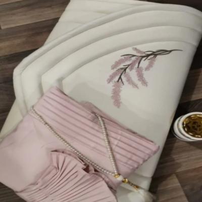 طقم صلاة مكون من شرشف صلاة وسجاد مبطن تركي وغلاف مصحف .