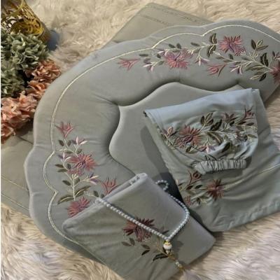 طقم صلاة ملكي مكون من شرشف صلاة سجادة صلاة مبطن تركي وغلاف المصحف