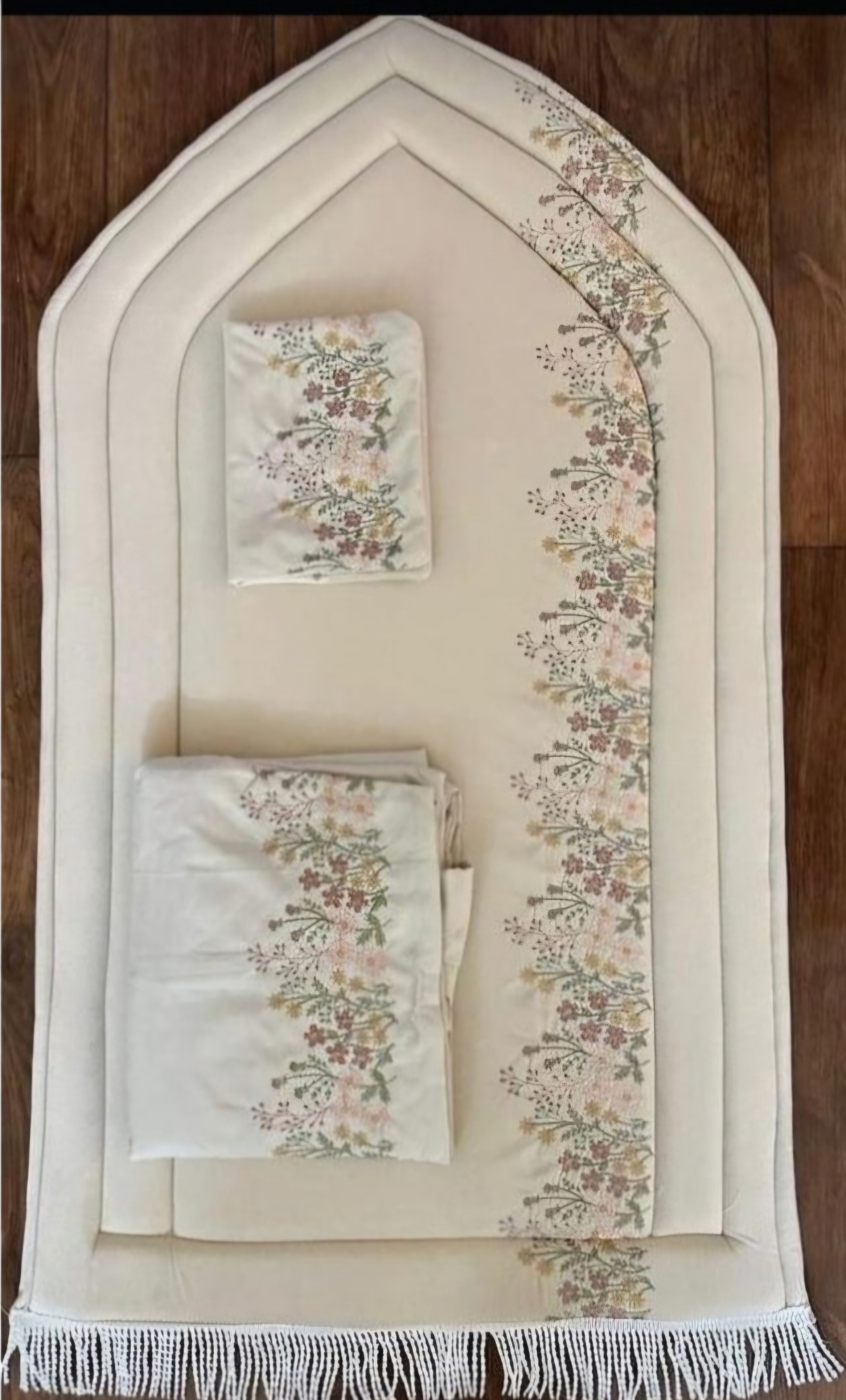 طقم صلاة ملكي مكون من شرشف صلاة وسجاد مبطن تركي وغلاف مصحف .