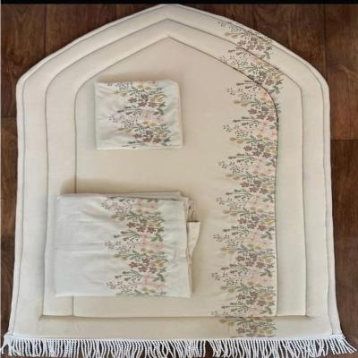 طقم صلاة ملكي مكون من شرشف صلاة وسجاد مبطن تركي وغلاف مصحف .