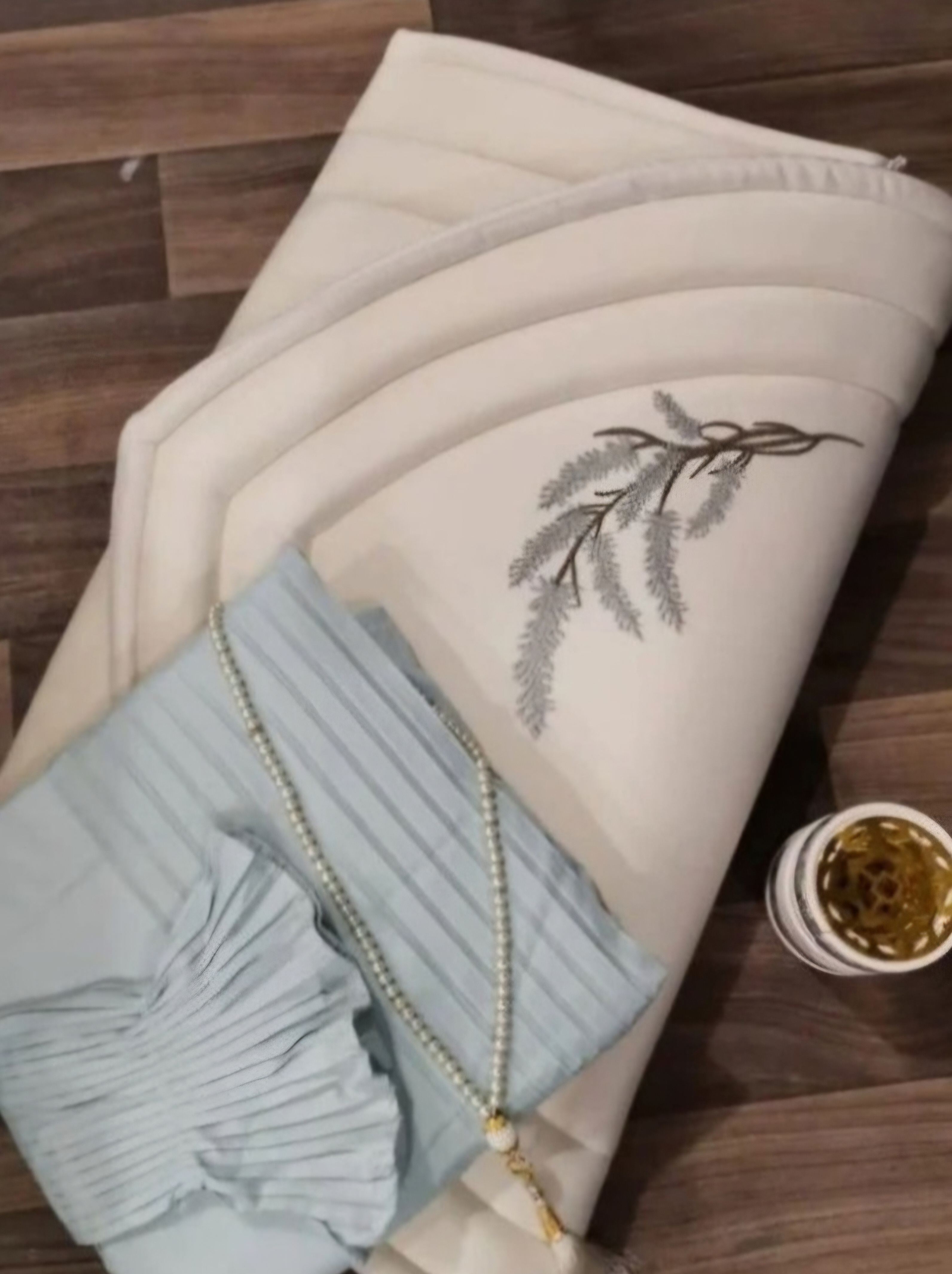 طقم صلاة مكون من شرشف صلاة وسجاد مبطن تركي وغلاف مصحف .