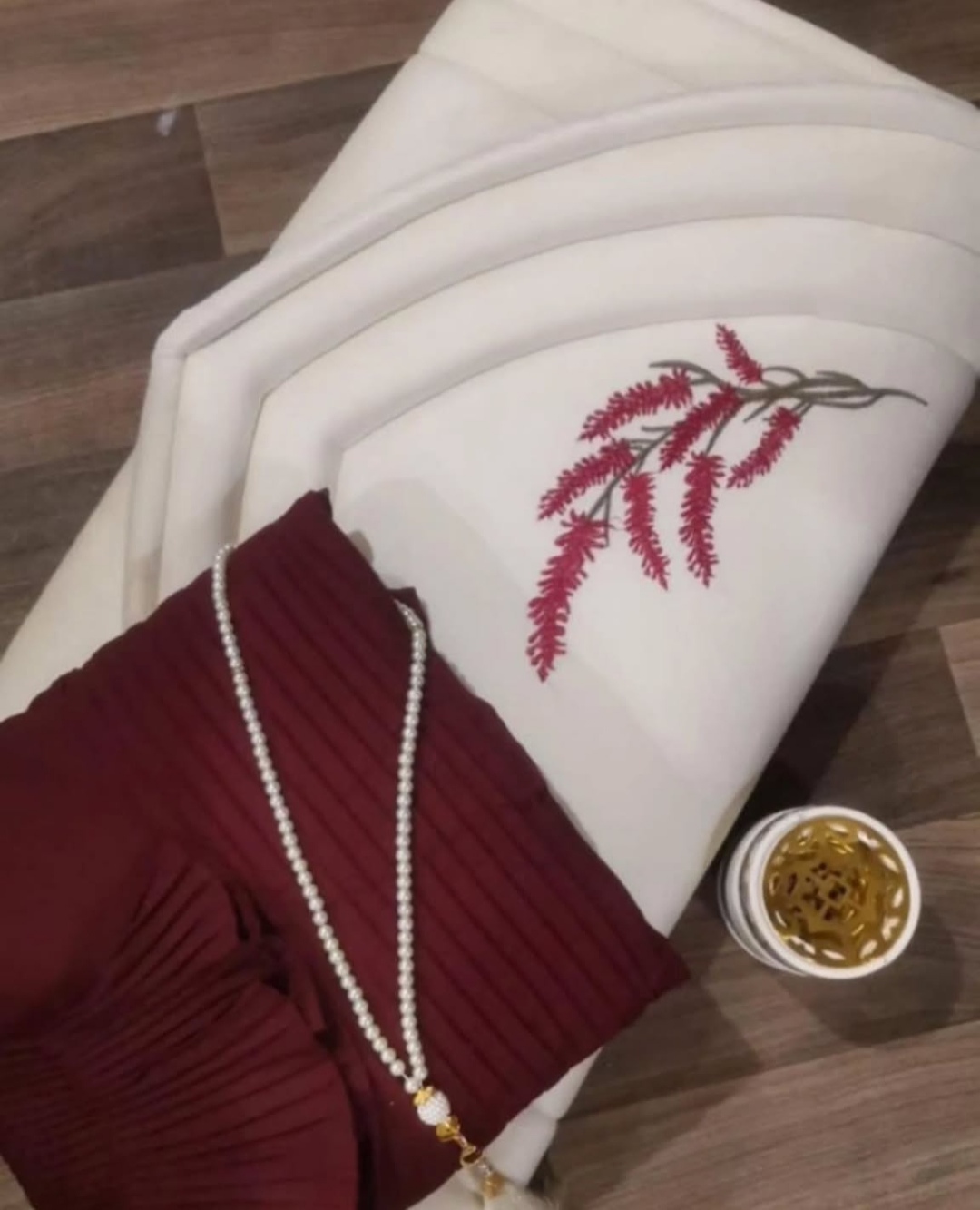 طقم صلاة مكون من شرشف صلاة وسجاد مبطن تركي وغلاف مصحف .