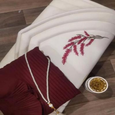 طقم صلاة مكون من شرشف صلاة وسجاد مبطن تركي وغلاف مصحف .