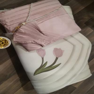 طقم صلاة مكون من شرشف صلاة وسجاد مبطن تركي وغلاف مصحف .