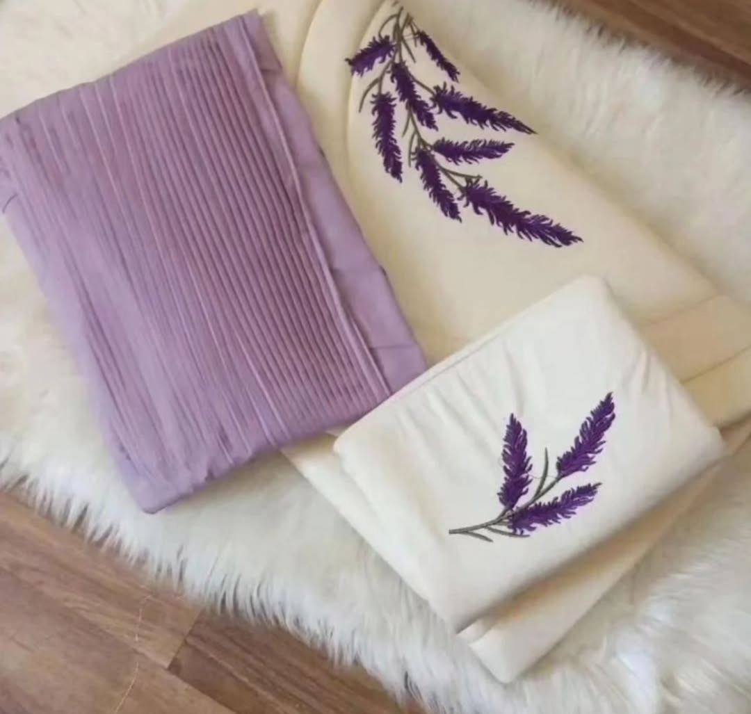 طقم صلاة مكون من شرشف صلاة وسجاد مبطن تركي وغلاف مصحف .