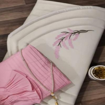 طقم صلاة مكون من شرشف صلاة وسجاد مبطن تركي وغلاف مصحف .