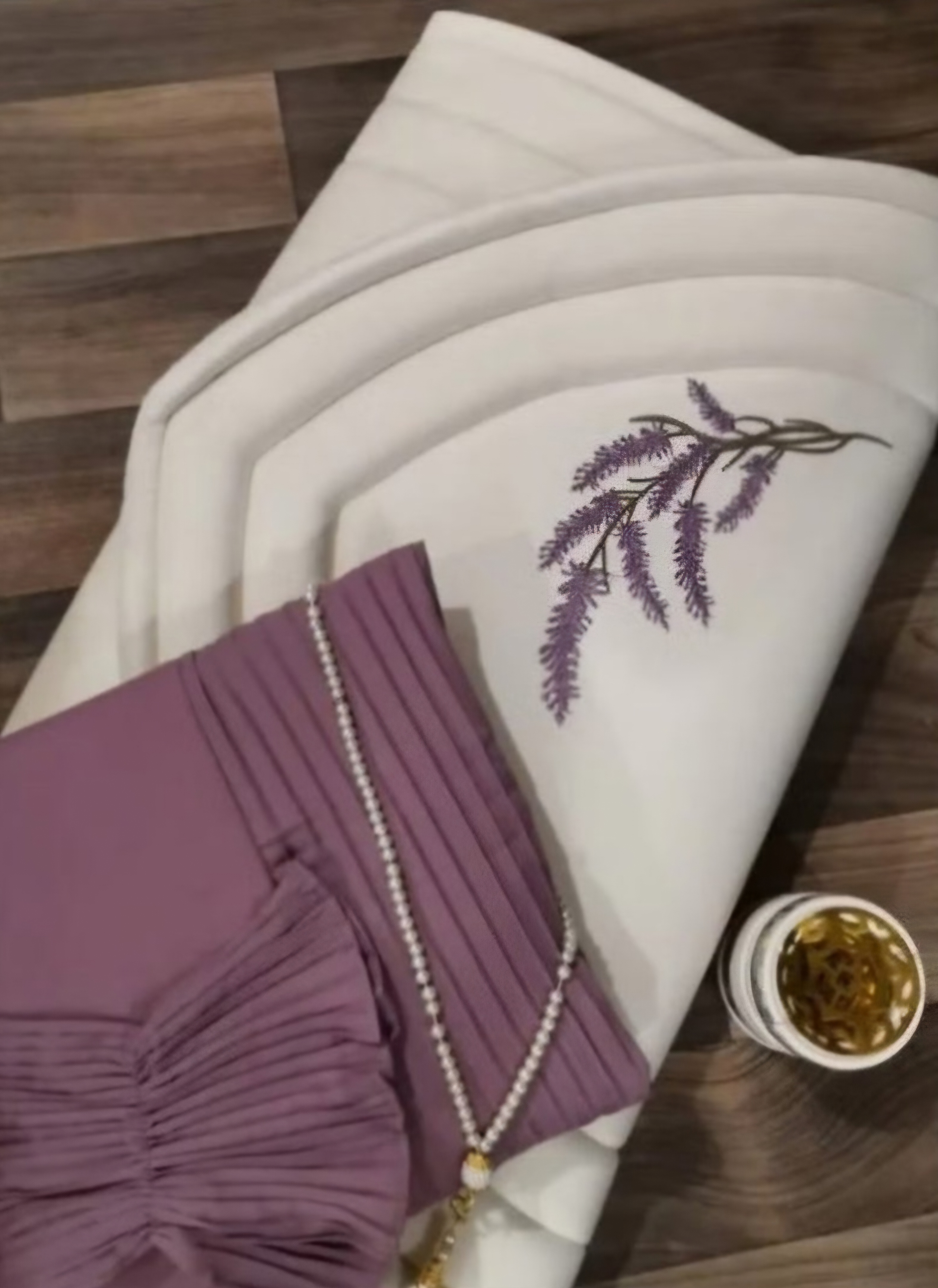 طقم صلاة مكون من شرشف صلاة وسجاد مبطن تركي وغلاف مصحف .