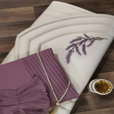 طقم صلاة مكون من شرشف صلاة وسجاد مبطن تركي وغلاف مصحف .