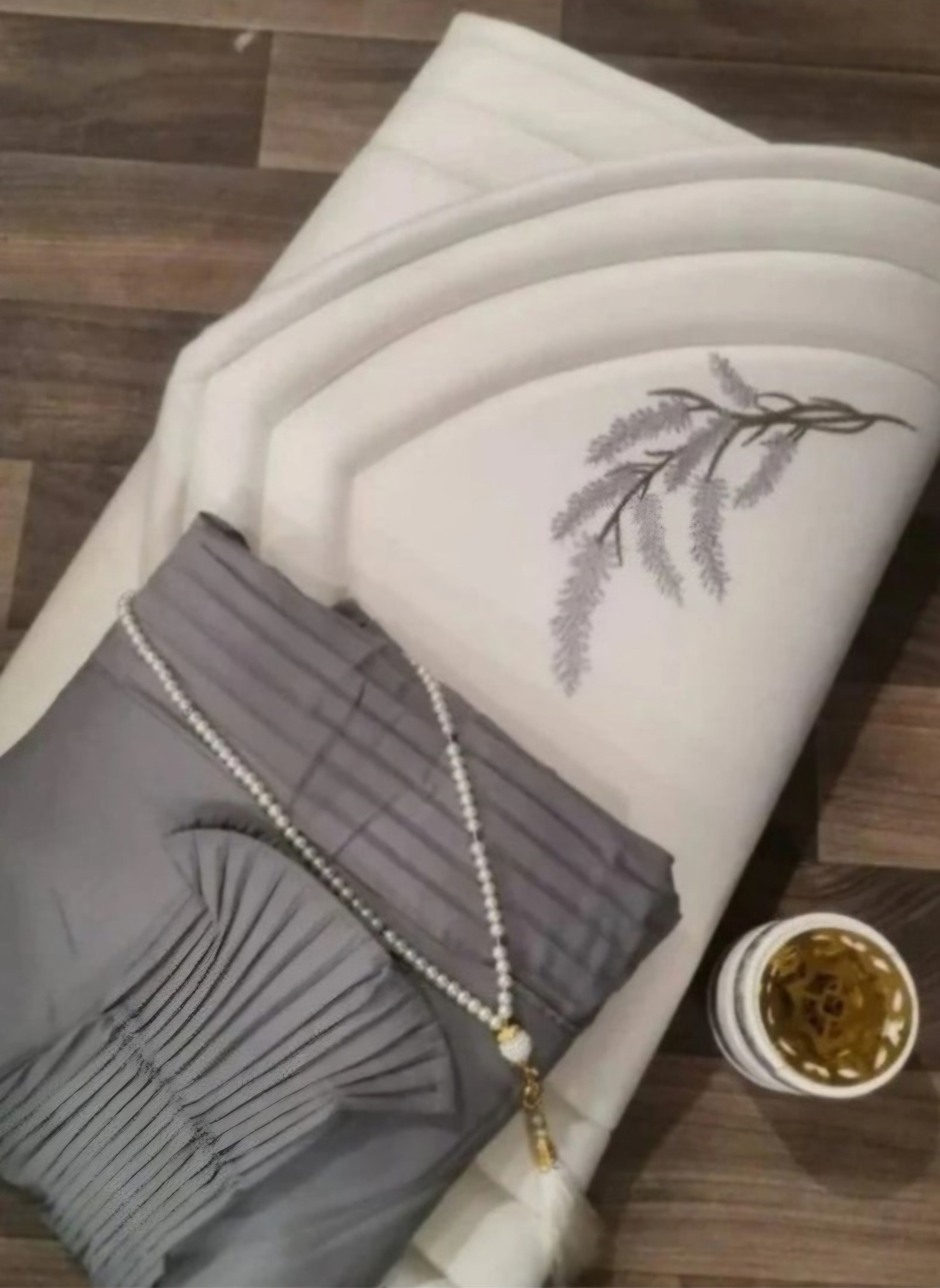 طقم صلاة مكون من شرشف صلاة وسجاد مبطن تركي وغلاف مصحف .