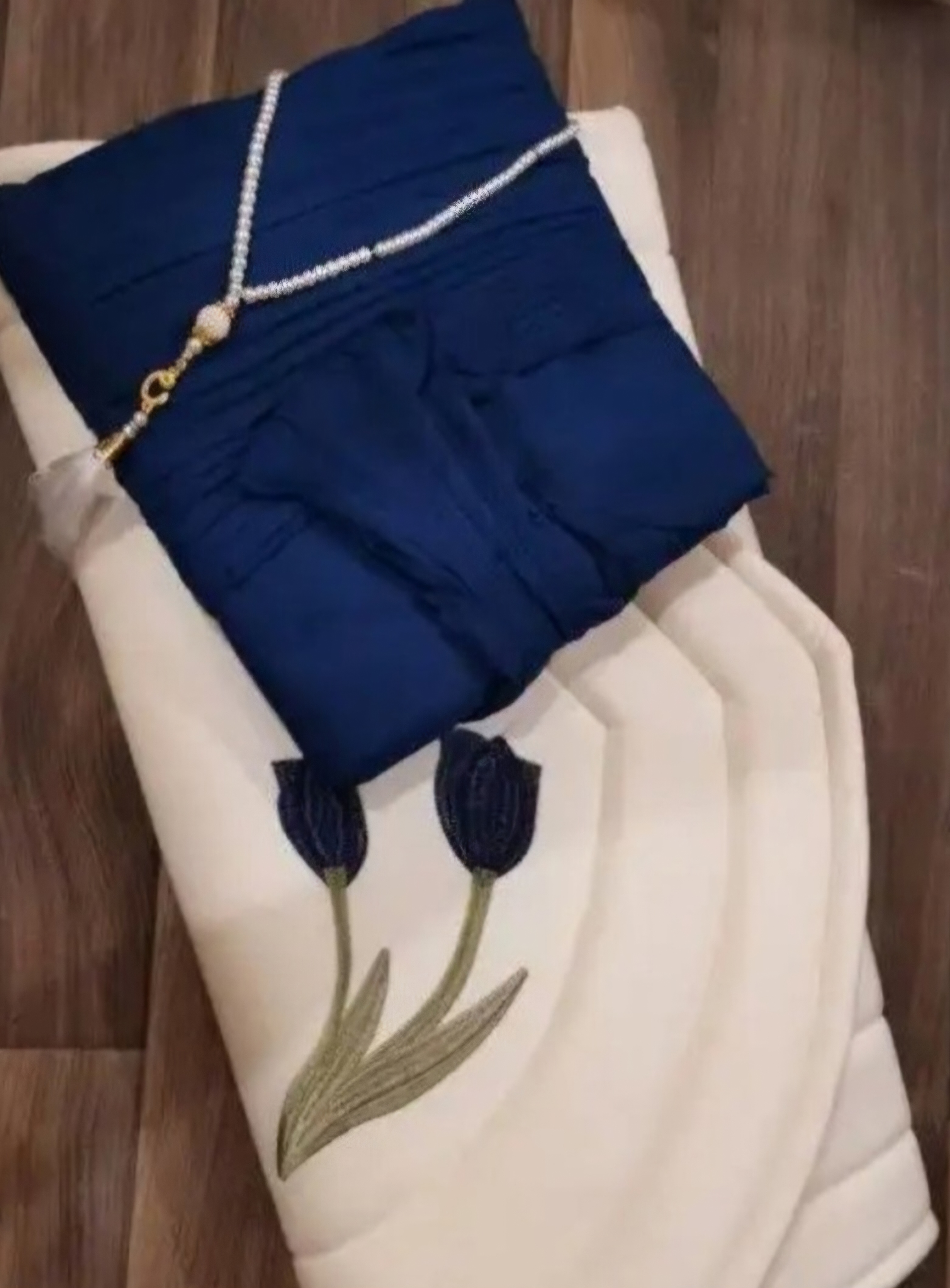 طقم صلاة مكون من شرشف صلاة سجادة صلاة مبطنة وغلاف المصحف