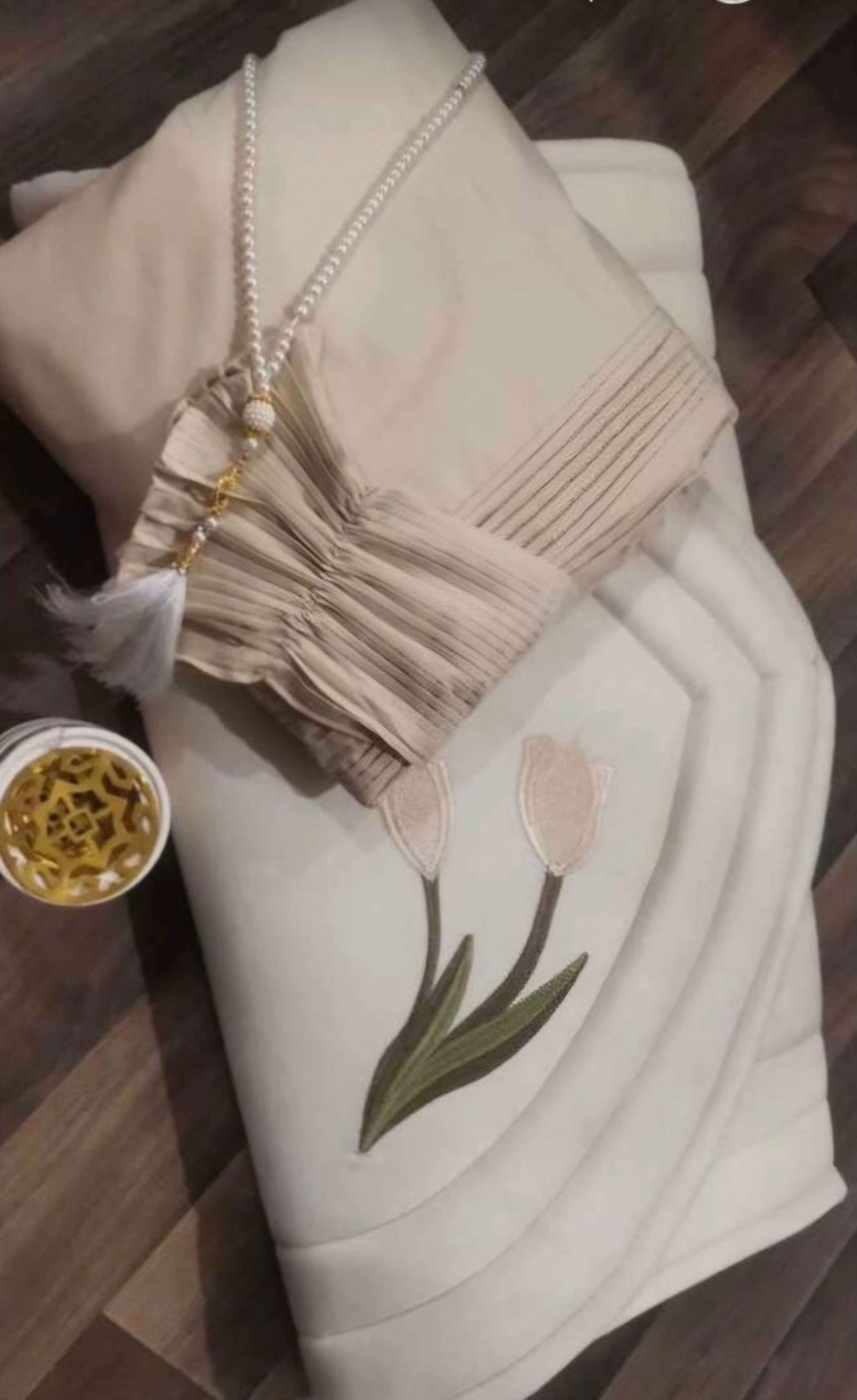 طقم صلاة مكون من شرشف صلاة سجادة صلاة مبطنة وغلاف المصحف