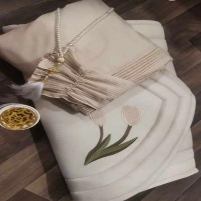 طقم صلاة مكون من شرشف صلاة سجادة صلاة مبطنة وغلاف المصحف